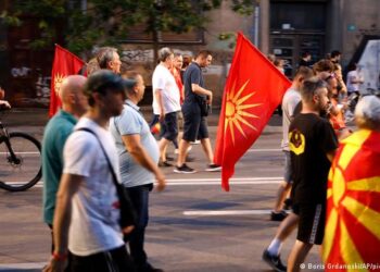 Propozimi francez/ Maqedonia në ‘flakë’, 47 policë të lënduar pas protestave të dhunshme
