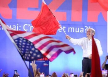 Simboli i flamurit amerikan kokëposhtë, në protestën e Berishës