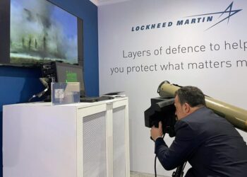 FOTOT/ Pas Boris Johnson, edhe Ministri Niko Peleshi në Londër shfaqet… me antitank Javelin