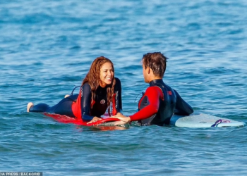 FOTO: Pas ndarjes së bujshme nga Pique, Shakira shfaqet e qeshur në shoqërinë e…