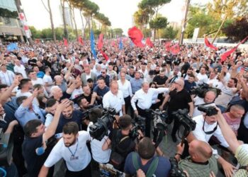“Nuk jam këtu për Sali Berishën”/ Deputeti demokrat: Duhet të tregojmë se…