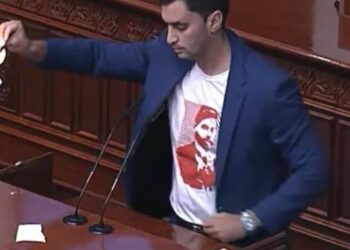 VIDEO / Ndërpritet papritur seanca parlamentare, deputeti i opozitës i vë flakën…