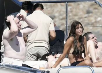 Kush është brunia seksi, bukuroshja që shoqëron Elon Musk në Mykonos