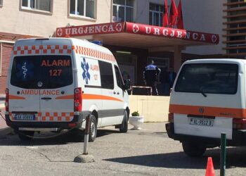 Vlorë / Vajza hidhet nga ballkoni pas konfliktit me prindërit, thyen dy këmbët