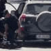 Të shtënat me armë në Vlorë/ Ja si nisi sherri banal mes autorëve, momentin kur FNSH shoqëron një person