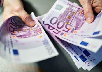 “Tërmet” në tregun valutor, euro kap nivelet minimale kundrejt lekut