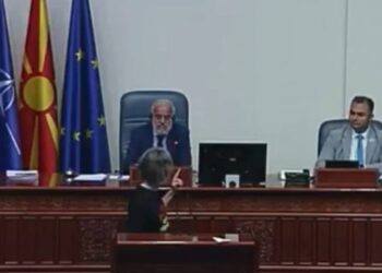 VIDEO / “Do t’i thyej gishtat”, ndizen gjakrat mes deputetëve në parlamentin maqedonas