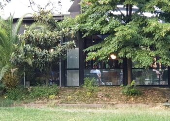 Prag-tragjedie/ Një person qëllon me armë zjarri në drejtim të një grupi fëmijësh, i afrohet njërit prej tyre dhe e godet me qytën e pistoletës! U largua…!