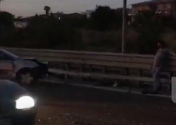 Aksident në aksin Durrës- Kavajë: Makina thyen barrierat anësore të rrugës, shkak parakalim i gabuar, 2 të lënduar