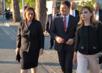 Ceremonia/ Meta i dorëzon detyrën Begajt, ja kush janë disa nga deputetët e opozitës të pranishëm në Presidencë