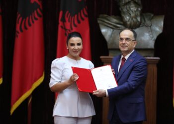 S’humbasin kohë/ Begaj dekreton ndryshimet në qeveri pas votimit në Kuvend, Balluku e Dhuka betohen para presidentit