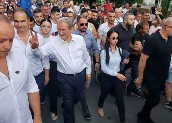 “A jeni në formë, m*t do…!”/ Nis protesta: Berisha udhëheq turmën, demokratët në bulevardin “Dëshmorët e Kombit”