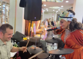 FOTO/ Leku pa hesap: Bakshishet në dasma, këngëtares shqiptare ia mbushin kokën me para