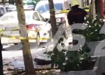 VIDEO / Zjarrfikës që lajnë trotuarin dhe… Dalin pamjet nga vendi ku Kastriot Myftaraj u vetëhodh nga pallati
