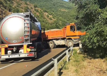 Serbët bllokojnë rrugët me kamionë, ndizen sirenat e alarmit në Mitrovicën e Veriut