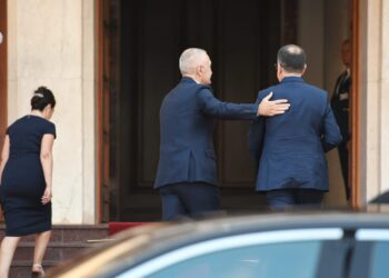 FOTOT/ Presidenti Bajram Begaj, mbërrin në presidencë, pritet nga Ilir Meta që do i dorëzojë detyrën