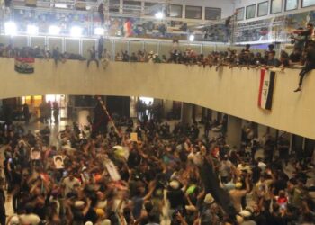 FOTOT/ Parlamenti i Irakut ‘pushtohet’ nga protestuesit, 125 të plagosur nga përplasja me forcat e sigurisë
