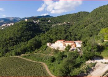 FOTOT/ Historia e pazakontë e skocezit që bleu një fshat të tërë në Itali: Ishte një iniciativë e çmendur