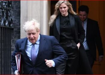 Rrëfimi i rrallë i ish-këshilltares së Johnson: U bëra dado e tij kur ishte me Covid. I masja temperaturën, i pëlqeu dhe vazhdoi shtirej si i sëmurë