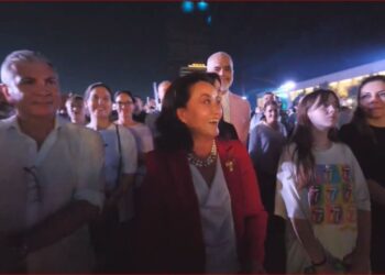 FOTOT/ Ambasadorja amerikane Yuri Kim mbërrin në koncertin e madh në “Skënderbej”