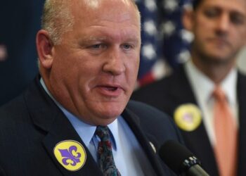 Kontradikta/ Votoi kundra martesave të të njëjtit seks, kongresmeni shkon në dasmën e djalit të tij homoseksual tre ditë më pas