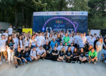 FOTOT/ Korça pret “Code for Albania” kampin veror që ka bërë bashkë 100 fëmijë nga i gjithë vendi e 10 instruktorë nga SHBA
