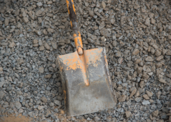 Nuk i mbajnë nervat/ Punëtori shqiptar rreh me lopatë italianin, i thyen tre dhëmbë