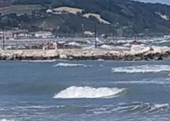 Tragjike/ Mbytet babai teksa po lahej me fëmijët në det, 13-vjeçari përfundon në spital, ende i zhdukur djali i vogël