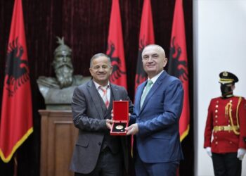 Pse e dekoroi Meta njërin nga kryetarët?!/ Çfarë janë Komisionet “Mezini” e “Bezhani” dhe si u tentua pastrimi i politikës. U godit PS e Nanos…!