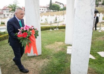Meta kujton masakrën e Srebrenicës: Dënimi i çdo përpjekjeje për mohimin e këtij gjenocidi, e vetmja rrugë për të ecur përpara