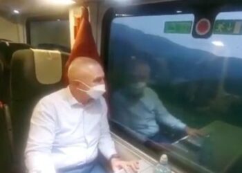 VIDEO/ Ilir Meta “arratiset” natën me tren drejt Sllovenisë: Mbresëlënës udhëtimi në mbrëmje
