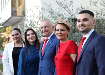 “Rikthimi” në shtëpi/ Meta poston foton me Kryemadhin e fëmijët pas largimit nga presidenca: Familja jonë nga sot është më e bashkuar