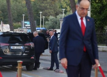 FOTOT/ Meta ikën, Begaj futet në Presidencë: Momentet më pikante të ceremonisë së betimit të Presidentit të ri