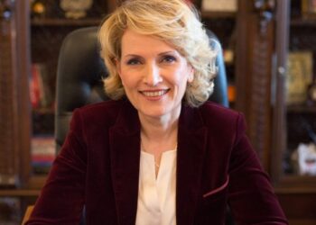 “Kam 35 vite që hekuros këmishat e burrit”/ Mimi Kodheli në një rrëfim si kurrë më parë, zbulon “sekretin” familjes së lumtur