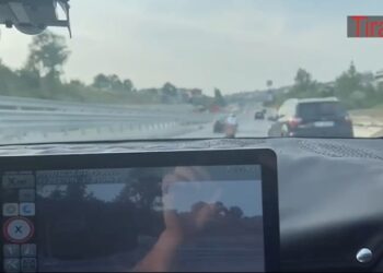 VIDEO/ Ndjekje si në filma, policia i shkon nga pas motorit, bënte gara shpejtësie dhe manovra të rrezikshme në rrugë