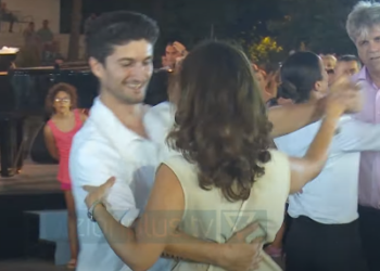 Eno Peçi ‘vallëzon’ në Tiranë/ Balerini i njohur ndez skenën në sheshin “Skënderbej”. I pari në skenën e operas së Vjenës