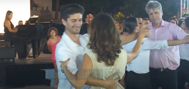 Eno Peçi 'vallëzon' në Tiranë/ Balerini i njohur ndez skenën në sheshin “Skënderbej”. I pari në skenën e operas së Vjenës