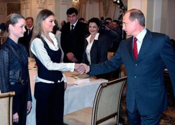 FOTOT/ Në mes të një lufte dhe sulmeve të pamëshirshme: Vladimir Putin baba në moshën 69-vjeçare, në pritje të një vajze