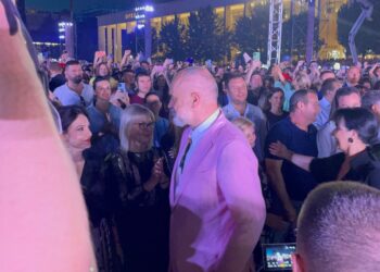 Kryeministri Edi Rama mbërrin në sheshin Skënderbej, i shoqëruar nga bashkëshortja Linda! I bashkohet ministrave në koncert