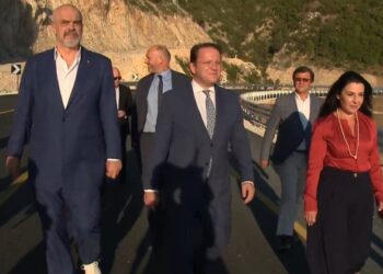 Investimet/ Varhelyi me superlativa për Ramën: Po bëni atë që se bënë paraardhësit tuaj, për brezin e ardhshëm