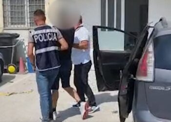 Arrestohet 43-vjeçari i shpallur në kërkim, qëlloi me armë zjarri në ajër në plazhin e Zvërnecit