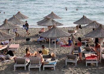 Përgjysmohet numri i turistëve/ Çmimet e “kripura” mbajnë larg pushuesit nga plazhet e Shëngjinit