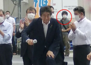FOTO: Vrasësi i ish-kryeministrit japonez qëndronte pas liderit përpara se të vriste