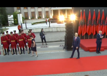 FOTO/ Meta nuk “harron”, bën shqiponjën dhe largohet nga Presidenca në këmbë pas përshëndetjes me Begajn