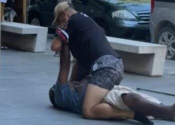 VIDEO/ Lypësi invalid i komplimentoi partneren, italiani i merr patericën dhe masakron për vdekje emigrantin nigerian në mes të tregut