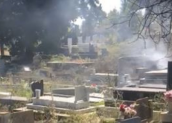 FOTO/ Zjarri s’kursen as të vdekurit! Varrezat e Durrësit në flakë, autoritetet thirrje qytetarëve: Mos ndizni qirinj!