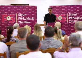 “Kasharin e kanë tranzit”/ Veliaj: Saliu dhe Iliri duan të djegin dhe përçajnë, hedhin helmin pastaj shkojnë e fusin këmbët në pishinë në Lalëz