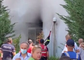 Panik në Fier/ Bie zjarr në katin e parë të spitalit, evaukohen pacientët dhe stafi mjekësor