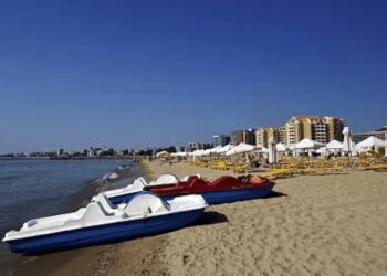 Kishin mbetur në det të hapur me një pedalon, policia shpëton tre 15-vjeçarët në Durrës