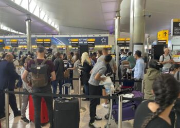 Kaos dhe radhë të gjata në aeroportin e Londrës/ Stafi fajëson gratë: Paketojnë shumë produkte…